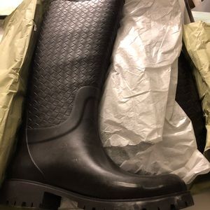 Used boots bottega veneta
